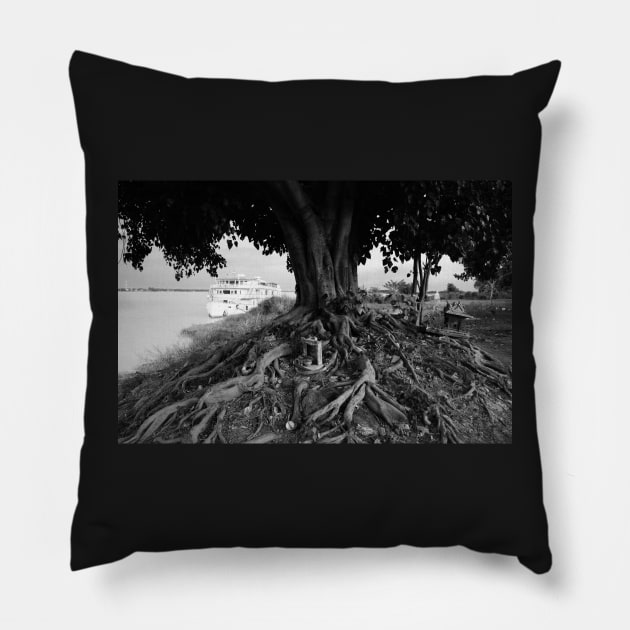 Cambodge - Kampong Cham Town Pillow by rollier