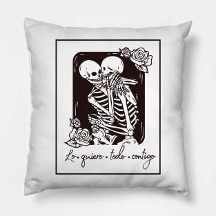 Skeletons in love with phrase in Spanish: I want everything with you. Love until the death! Pillow