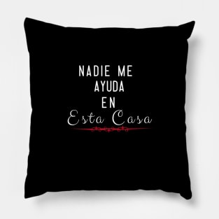 Nadie Me Ayuda En Esta Casa Pillow