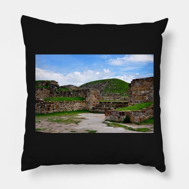 Site archéologique de Monte Alban, Oaxaca Mexique Pillow by franck380