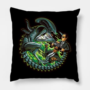 alien vs MIB Pillow