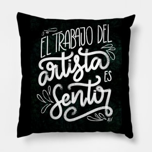 El trabajo del artista es sentir - fondo negro y verde Pillow