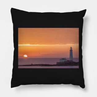 Sunrise at st marys lighthouse whitley bay Pillow