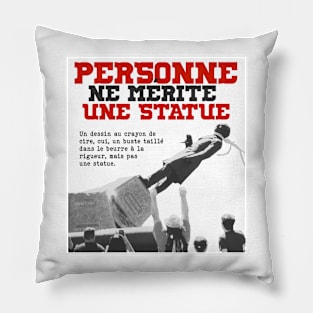 PERSONNE ne mérite une statue Pillow