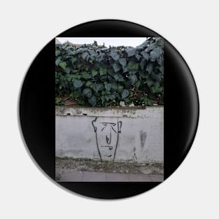 Glum grafitti face Pin