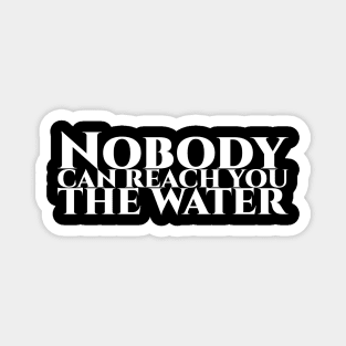 Nobody can reach you the water - weisse Schrift Magnet