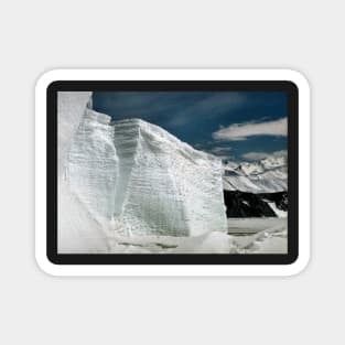 Tabular Icebergs and Fast Ice Magnet