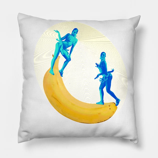 Josephine s'amuse avec la banane Pillow by Dez53