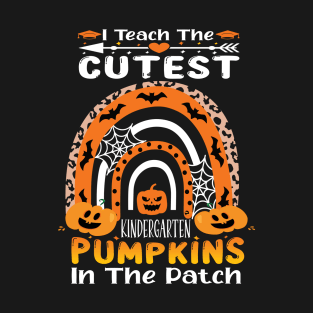 I teach the cutest kindergarten pumpkins in the patch.. kindergarten teacher Halloween gift idea T-Shirt T-Shirt