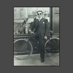 Vintage bicycle guy with sunglasses T-Shirt