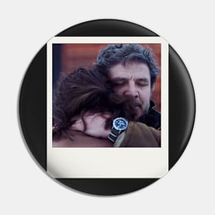 pedro pascal and bella ramsey foto retro hug Pin