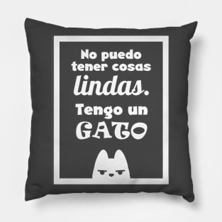 Fun cat quote in spanish Pillow