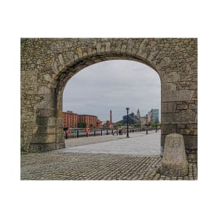 Through the arch to the Liverpool skyline T-Shirt