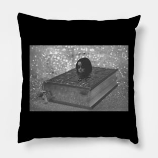 BLACK MAGIC BOOK ART PRINTS Pillow