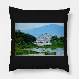 Vue sur l'ile Janitzio de Patzcuaro Pillow