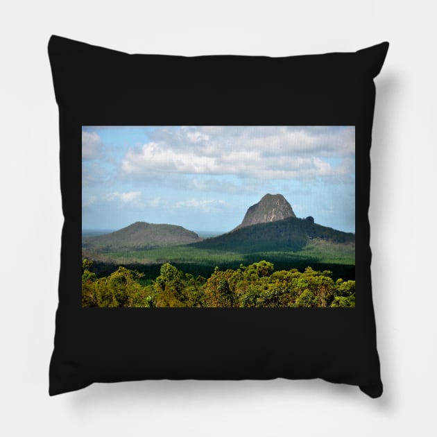 Australie - Glass House Mountains Pillow by franck380