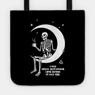 Social distancing on the moon Tote