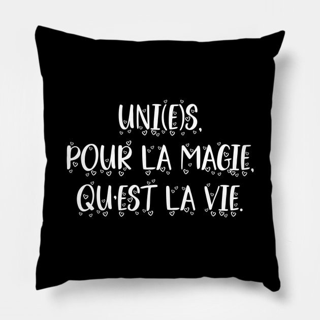 Uni(e)s pour la magie qu'est la vie Pillow by Soh"