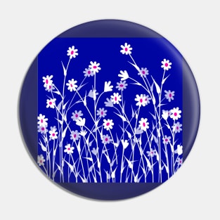 Weiße Blumen auf Blau. Weiß, rosa, blau. Pin