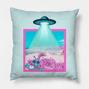 Smiling alien with ufo Pillow