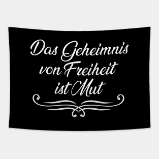 Das Geheimnis von Freiheit ist Mut Demo Tapestry