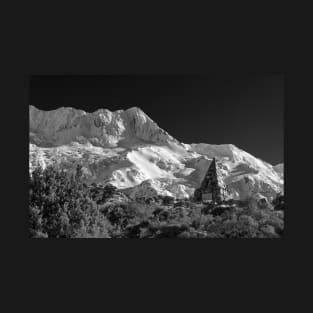 Climbers' Memorial in Hooker valley T-Shirt