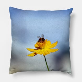 bee on a flower Pillow