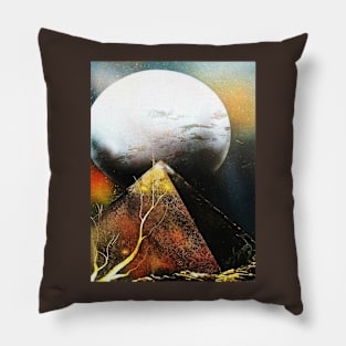 LUNA SOBRE PIRAMIDE Pillow