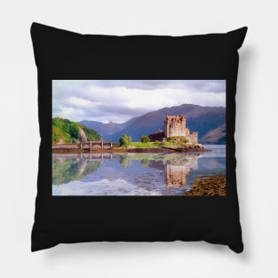 Eilean Donan Castle , the Highlands , Scotland Pillow