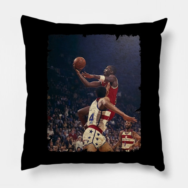 Michael Jordan vs Washington Bullets, 1985 Pillow by Wendyshopart
