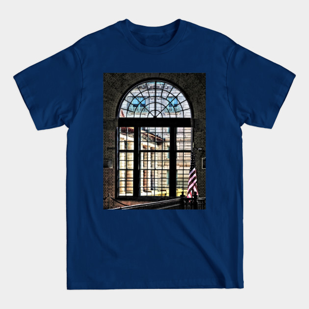 Discover US Naval Academy - View From Dahlgren Hall - Us Naval Academy - T-Shirt