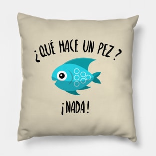 Que hace un pez? Nada - blue fish Pillow