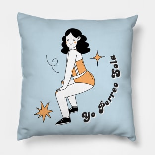 Yo Perreo Sola - vintage design Pillow