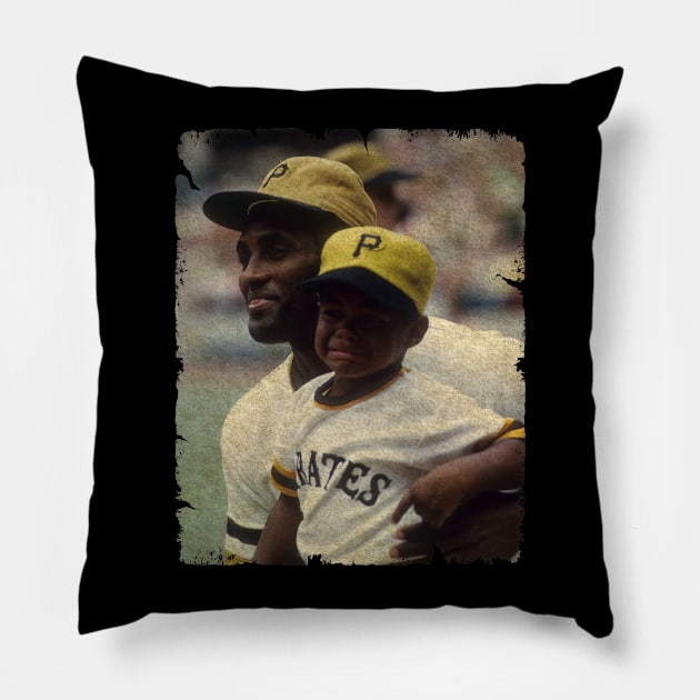 Roberto Clemente in Pittsburgh Pirates Pillow by PESTA PORA