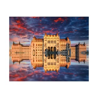sunrise reflections Hungarian Parliament Building T-Shirt