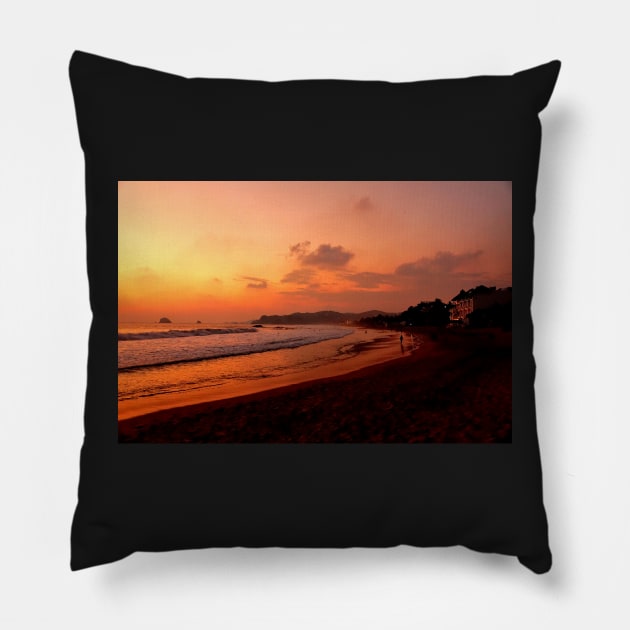 Coucher de soleil sur une plage au Mexique Pillow by franck380