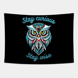 Explore and Learn: Stylized Owl T-Shirt with motto 'Stay curious, stay wise Tapestry