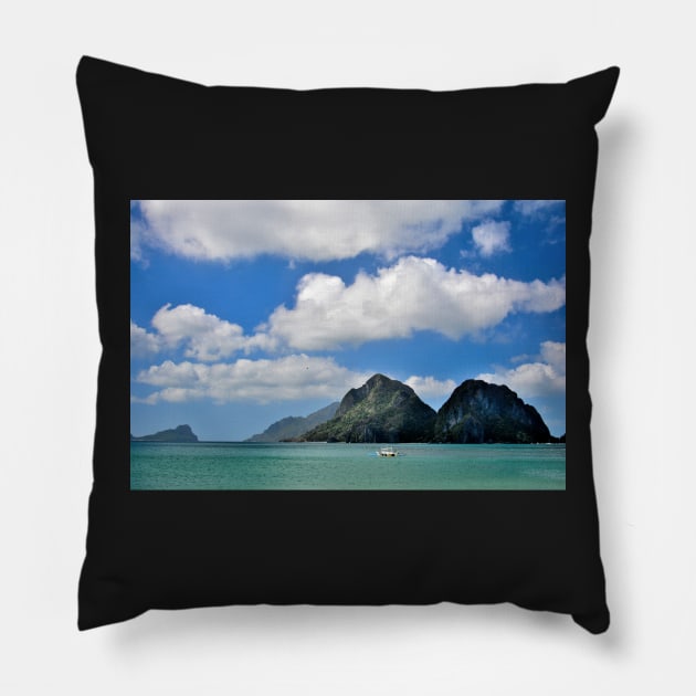 Vue sur la Mer à El Nido, Philippines Pillow by franck380