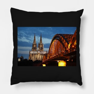 Cologne Cathedral, Dom, Hohenzollern Bridge, dusk, Cologne, Germany Pillow