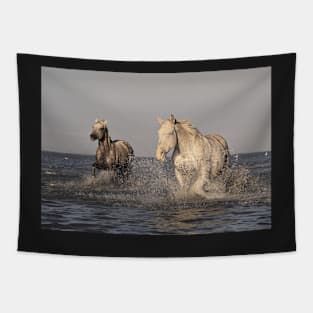 WILD HORSES RUNNING ALONG THE BEACH DESIGN Tapestry