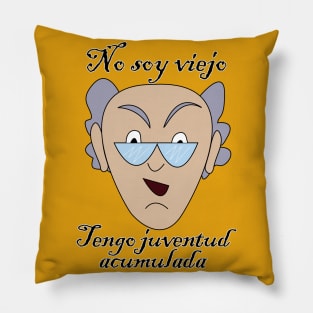 No soy viejo, tengo juventud acumulada Pillow