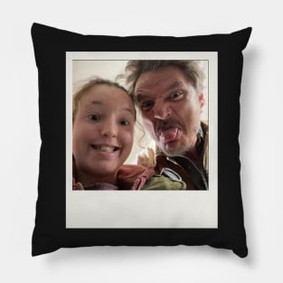 pedro pascal and bella ramsey having fun foto retro Pillow