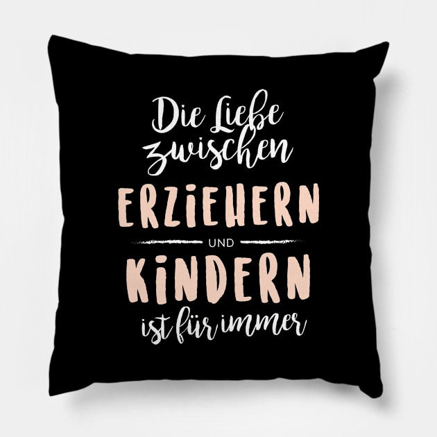 Liebe zwischen Erziehern und Kindern Pillow by BetterManufaktur