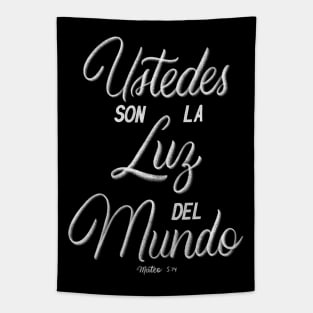 Ustedes son la luz del mundo. Mateo 5:14 - Bible Verse Tapestry