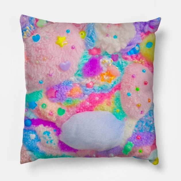 メルヘン ランド Pillow by gummygunk