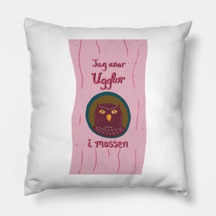 Jag Anar Ugglor i Mossen | I Suspect Owls in the Bog | pink purple Pillow