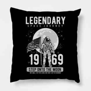 ASTRONAUT AND THE MOON CARTOON Pillow