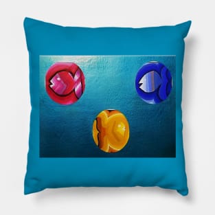 TRES PECES EN MEDIO Pillow