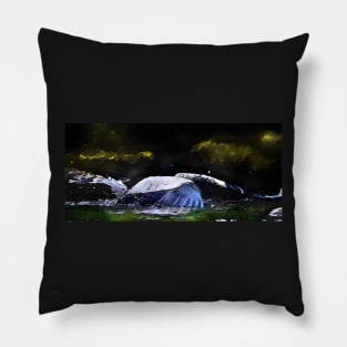 THE GREAT BLUE GREY HERON FISHING SPLASH DIVER ! Pillow