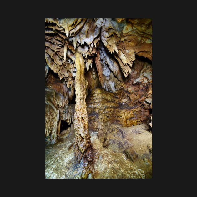 Closeup of stalactites and stalagmites by naturalis